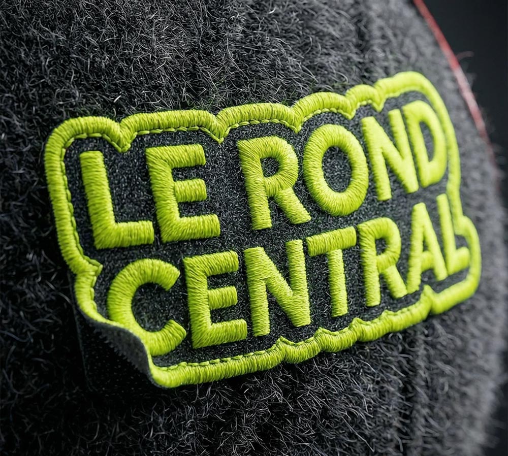 Mascotte Le Rond Central, ballon noir et short volt